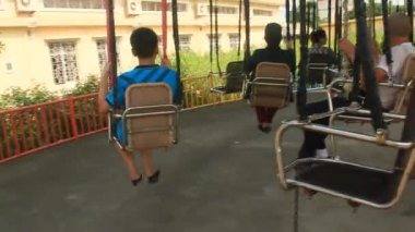 Ağaçlar üzerinde atlı karınca ile uçan.