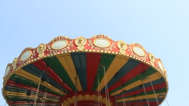 Voando com Merry-go-round sobre as árvores . — Vídeo de Stock