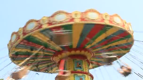 Vliegen met Merry-go-round over de bomen. — Stockvideo