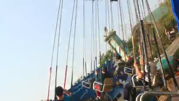 Volando con Merry-go-round sobre los árboles . — Vídeos de Stock