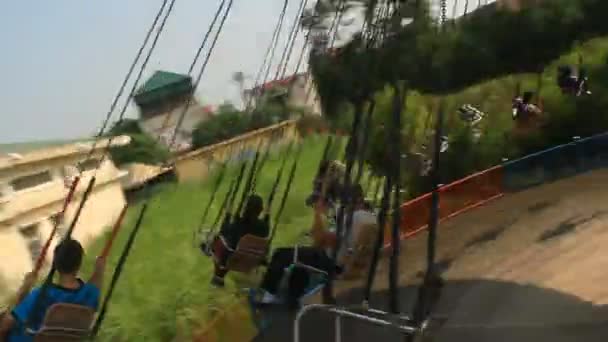 Volando con Merry-go-round sobre los árboles . — Vídeos de Stock