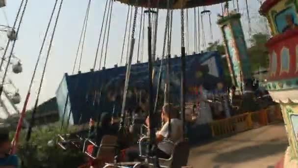 Volando con Merry-go-round sobre los árboles . — Vídeo de stock