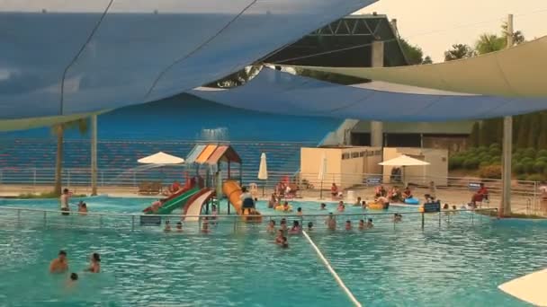 Personas bañándose en la piscina — Vídeo de stock