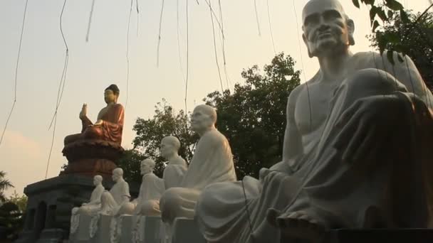 Estatuas de Buda gigante al aire libre — Vídeo de stock