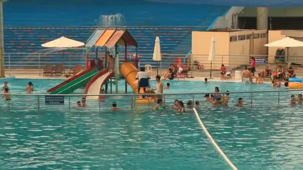 Folk badar i pool — Stockvideo