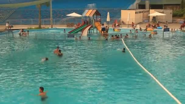 Les gens se baignent dans la piscine — Video