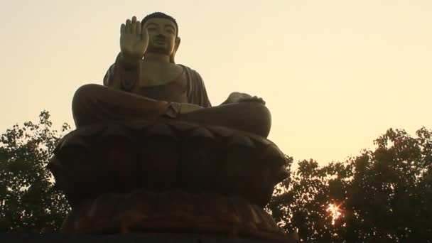 Buiten reuzenbeelden Buddha — Stockvideo