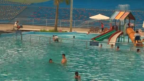 Люди, купання в басейні — стокове відео