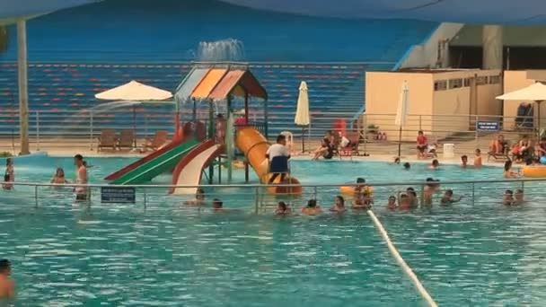 Folk badar i pool — Stockvideo