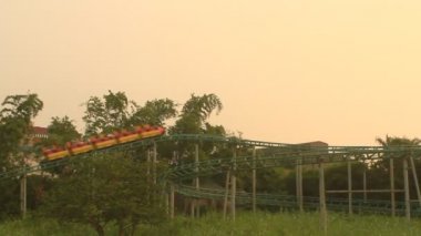 Lunapark treni parkta oynamak
