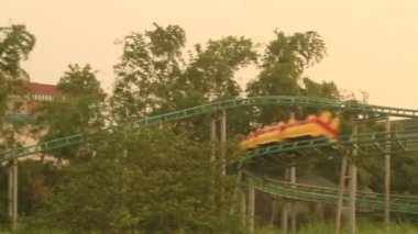 Lunapark treni parkta oynamak