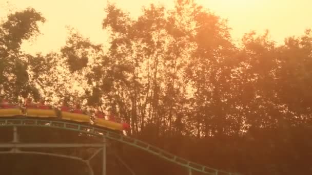 Gry roller coaster w parku — Wideo stockowe