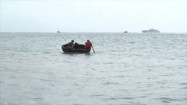 Лодка на море — стоковое видео