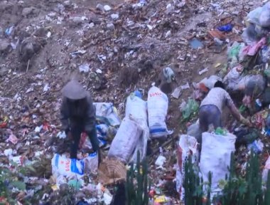 Haiduong, Vietnam, 13 Nisan 2015, Çöp toplayıcı trashes yerleşmişti assorting