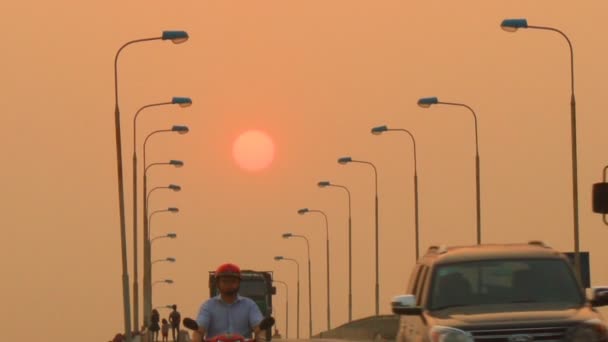 Haiduong, Vietnam, április 21, 2015, azonosítatlan lovasok lovagolni motorkerékpár forgalmas út a naplemente — Stock videók