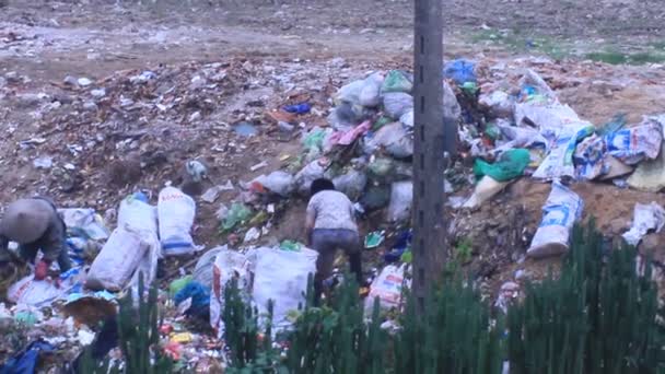 Haiduong, Vietnam, duben, 13, 2015, sběrače odpadků třídění vhodnou trashes ve slumech — Stock video