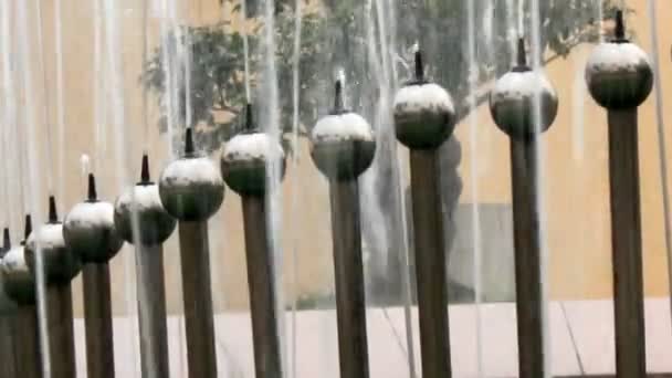 Красивый фонтан в парке — стоковое видео