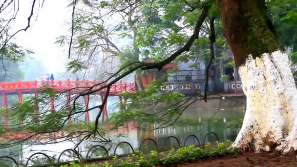 Hanoj, Vietnam, březen, 27, 2015, turisté na červený most v Hoan Kiem Lake — Stock video