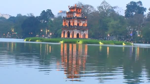 Lago Hoan Kiem con la Torre Tortuga, símbolo de Hanoi, Vietnam — Vídeos de Stock