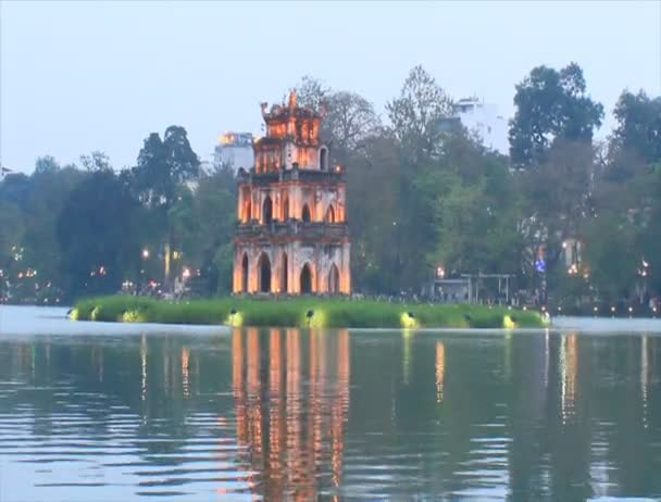 Hoan kiem see mit dem schildkrötenturm, symbol von hanoi, vietnam — Stockvideo