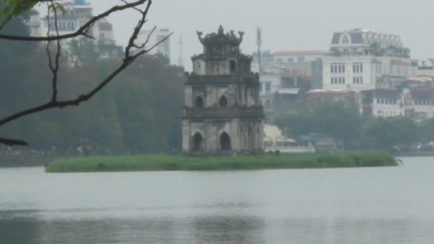 Lago Hoan Kiem con la Torre Tortuga, símbolo de Hanoi, Vietnam — Vídeo de stock