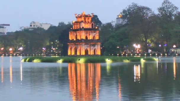 Jezioro Hoan Kiem z wieży żółw, symbol Hanoi, Wietnam — Wideo stockowe