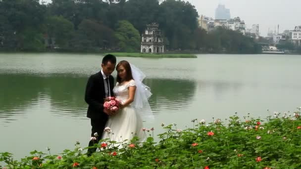 Hanoi, Vietnam, március, 27, 2015-re, menyasszony és a vőlegény esküvői fotózás a parkban — Stock videók