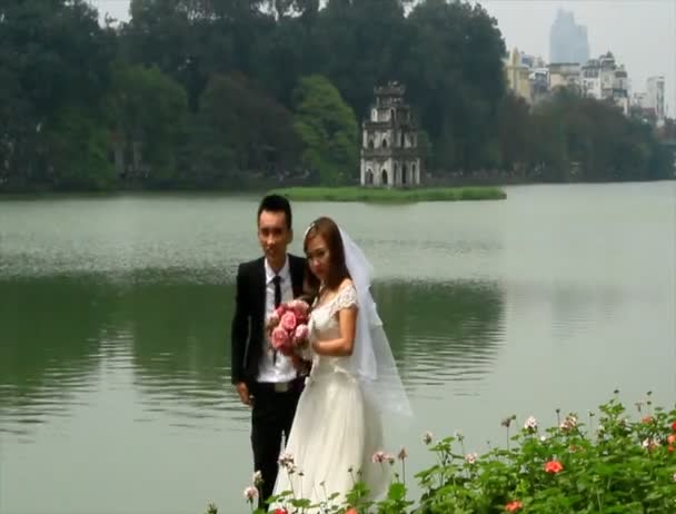 越南河内，2015 年 3 月 27 日，新娘和新郎婚礼摄影在公园里 — 图库视频影像