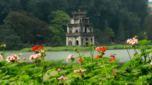 Hoan kiem see mit dem schildkrötenturm, symbol von hanoi, vietnam — Stockvideo