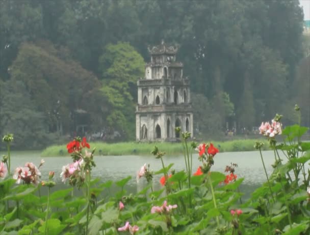 Озеро Хоан Ким с черепашьей башней, символ Ханоя, Вьетнам — стоковое видео