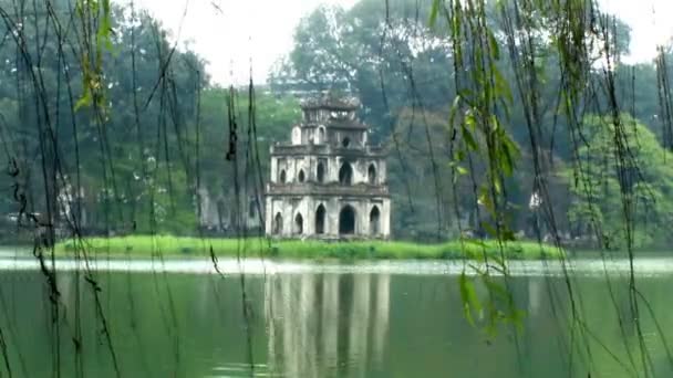 Hoan Kiem lake met de Tortoise toren, symbool van Hanoi, Vietnam — Stockvideo
