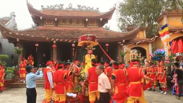 Haiduong, Vietnam, 31 de marzo de 2015, grupo de personas bailan león en las calles — Vídeos de Stock