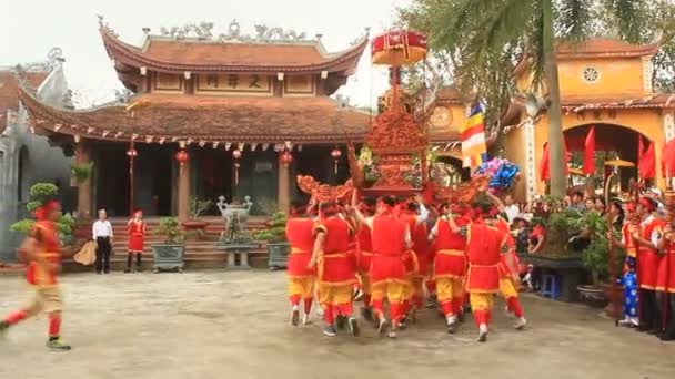 Haiduong, Vietnam, 31 de marzo de 2015, grupo de personas bailan león en las calles — Vídeo de stock