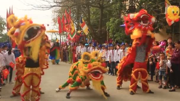 Haiduong, Vietnam, 31 marzo 2015, gruppo di persone leone danza per le strade — Video Stock