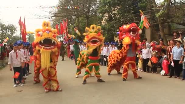 Haiduong, Vietnam, 31 Mart 2015, grup insanlar aslan dans sokaklarda — Stok video