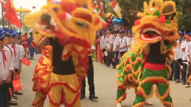 Haiduong, Vietnam, 31 de marzo de 2015, grupo de personas bailan león en las calles — Vídeo de stock