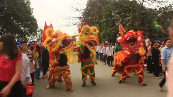 Haiduong, Vietnam, 31 de marzo de 2015, grupo de personas bailan león en las calles — Vídeo de stock