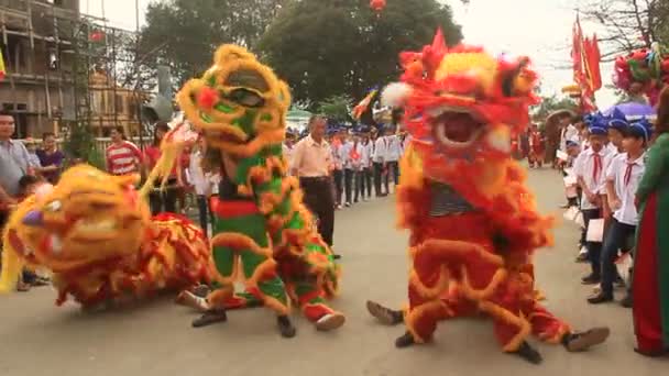 Haiduong, Vietnam, 31 marzo 2015, gruppo di persone leone danza per le strade — Video Stock