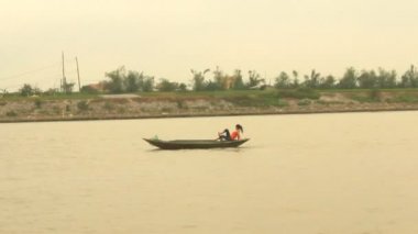Haiduong, Vietnam, 31 Mart 2015 Asyalı kadın Nehri üzerinde tekne