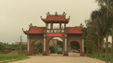 Haiduong, Vietnam, 31 Mart 2015, geleneksel köy kapısı Vietnam