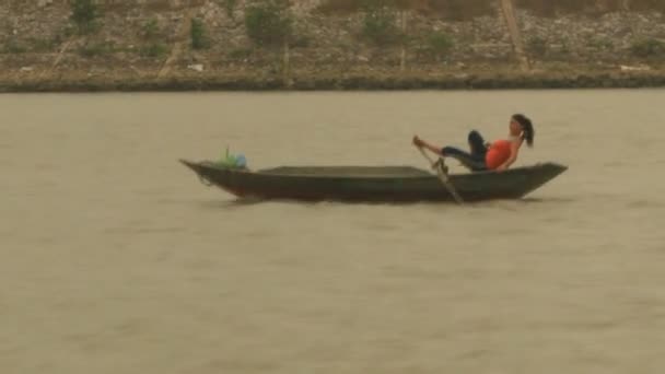 Haiduong, Vietnam, 31 de marzo de 2015, mujer asiática navegando en el río — Vídeos de Stock