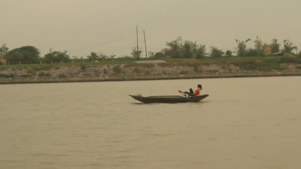 Haiduong, Vietnam, den 31 mars 2015, asiatisk kvinna båtturer på floden — Stockvideo