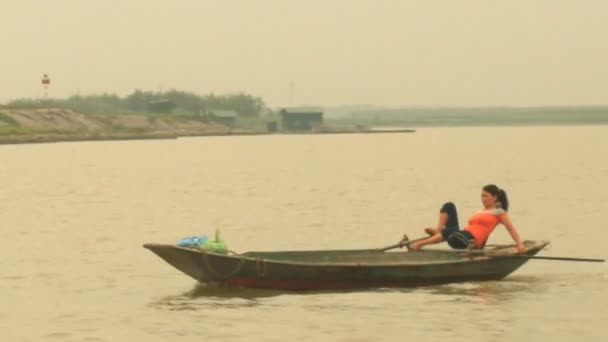 Haiduong, Vietnam, 31 Mart 2015 Asyalı kadın Nehri üzerinde tekne — Stok video