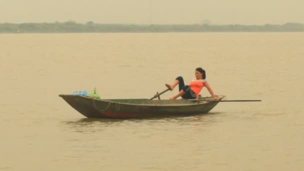 Haiduong, Vietnam, március 31., 2015, ázsiai nő, csónakázás a folyón — Stock videók