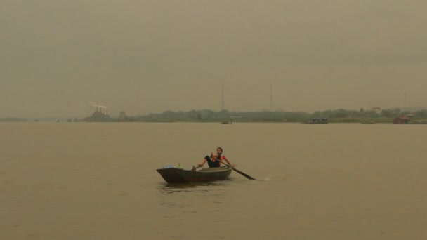 Haiduong, Vietnã, Março 31, 2015, mulher asiática passeios de barco no rio — Vídeo de Stock