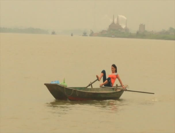 Haiduong, Vietnam, 31 Mart 2015 Asyalı kadın Nehri üzerinde tekne — Stok video