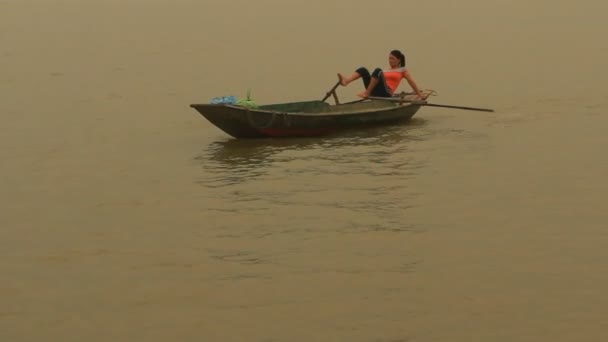 Haiduong, Vietnam, den 31 mars 2015, asiatisk kvinna båtturer på floden — Stockvideo