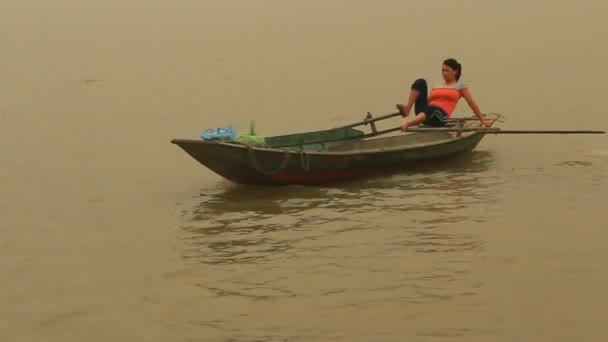 Haiduong, Vietnam, március 31., 2015, ázsiai nő, csónakázás a folyón — Stock videók