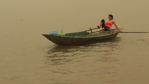 Haiduong, Vietnam, den 31 mars 2015, asiatisk kvinna båtturer på floden — Stockvideo