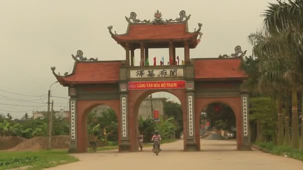 Haiduong, Vietnam, 31 Mart 2015, geleneksel köy kapısı Vietnam — Stok video